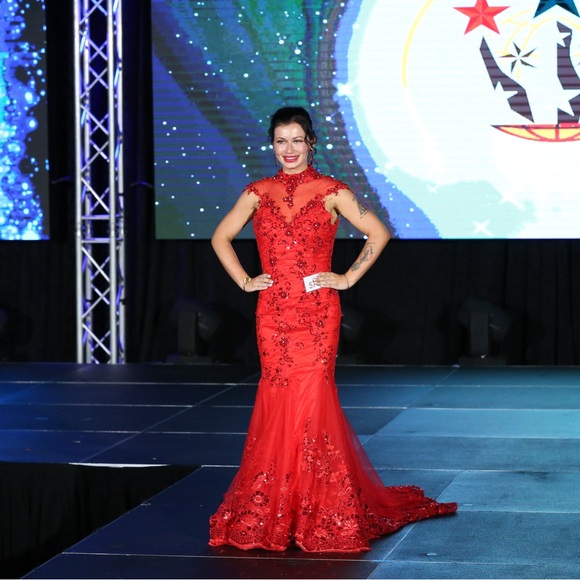 Elegant Red Lace Evening Dress - Picture 2 of 4